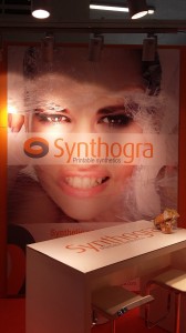 Synthogra-stand-2